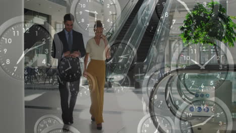 relojes de animación sobre personas de negocios caminando y usando teléfonos inteligentes en la oficina
