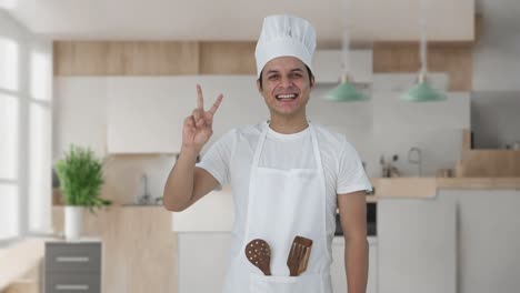feliz chef profesional indio mostrando el signo de la victoria