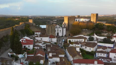 Un-Dron-En-Movimiento-Disparó-Sobre-Un-Pequeño-Pueblo-Cerca-De-Lisboa,-Portugal,-Abriéndose-Al-Campo-Portugués