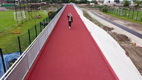 Toma-Estable-De-Enmascaramiento-De-Un-Viajero-Con-Mochila-Caminando-Sobre-Una-Colorida-Franja-Roja-Caminando-Hacia-La-Cámara