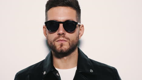 hombre elegante con chaqueta de cuero y gafas de sol
