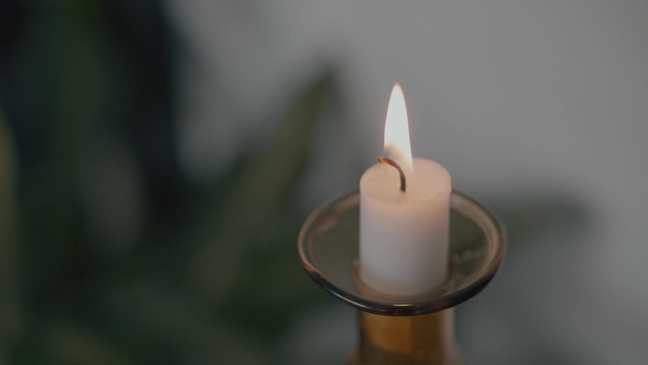 una vela en una sala de estar