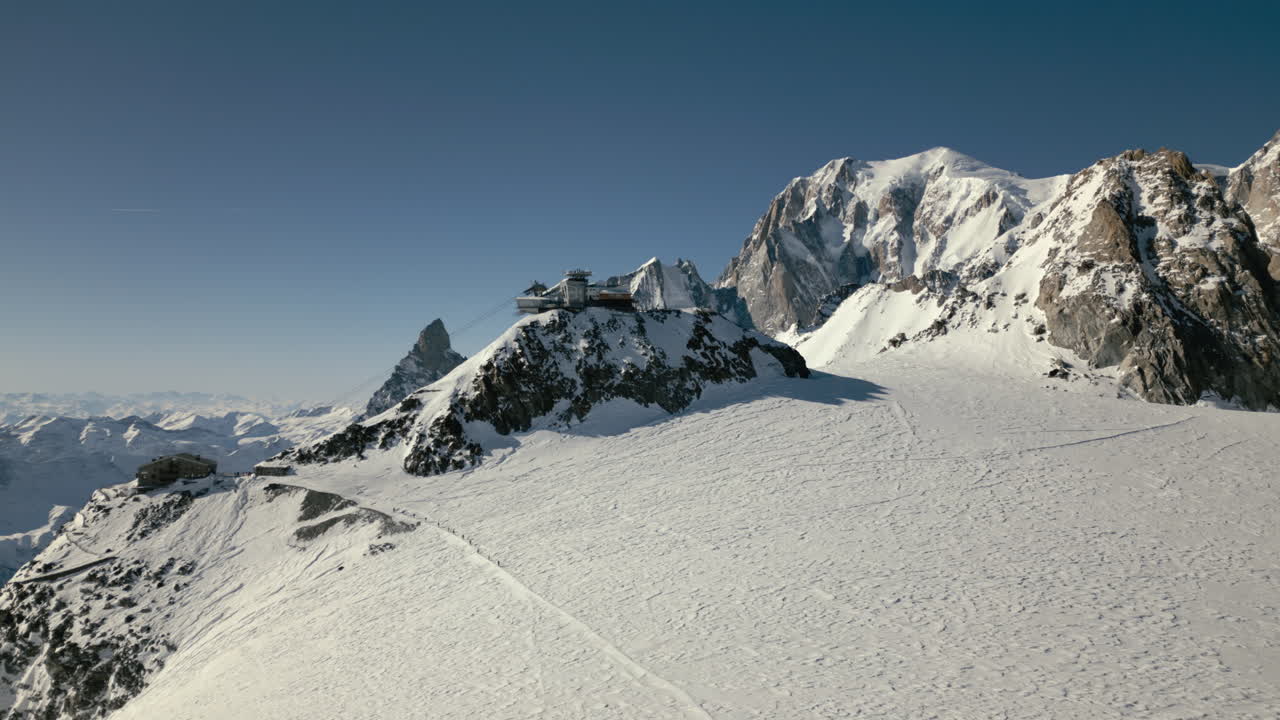 estación superior del teleférico alpino en frente de mont blanc en invierno