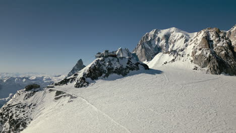 Bergstation-Der-Hochalpinen-Seilbahn-Vor-Dem-Mont-Blanc-Im-Winterantenne