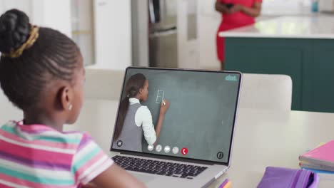 Afroamerikanisches-Schulmädchen-Führt-Laptop-Videoanruf-Mit-Einer-Lehrerin-In-Zeitlupe