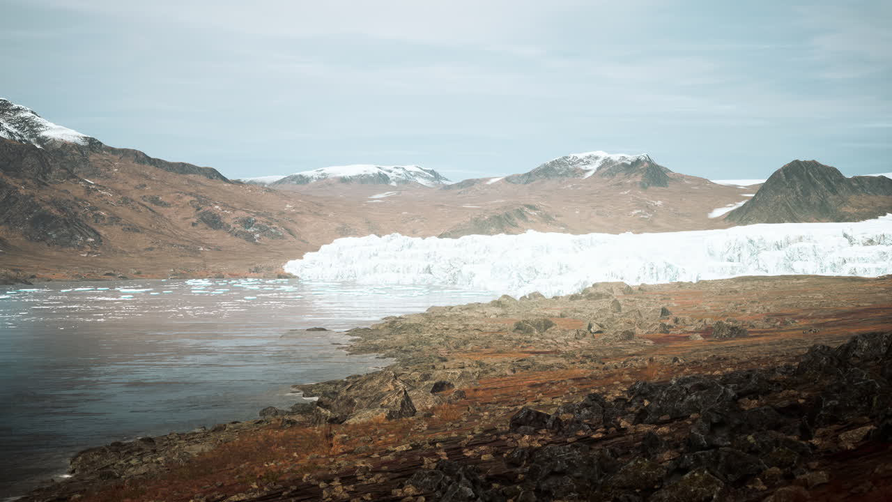 グリーンランド海に浮かぶ雪山と漂流する氷山