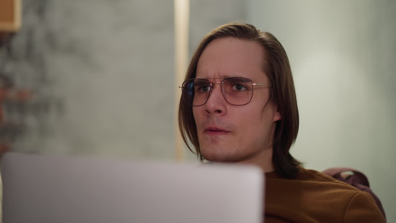 el tipo con el portátil se enfrenta a la cabeza decepcionado por la pérdida del equipo