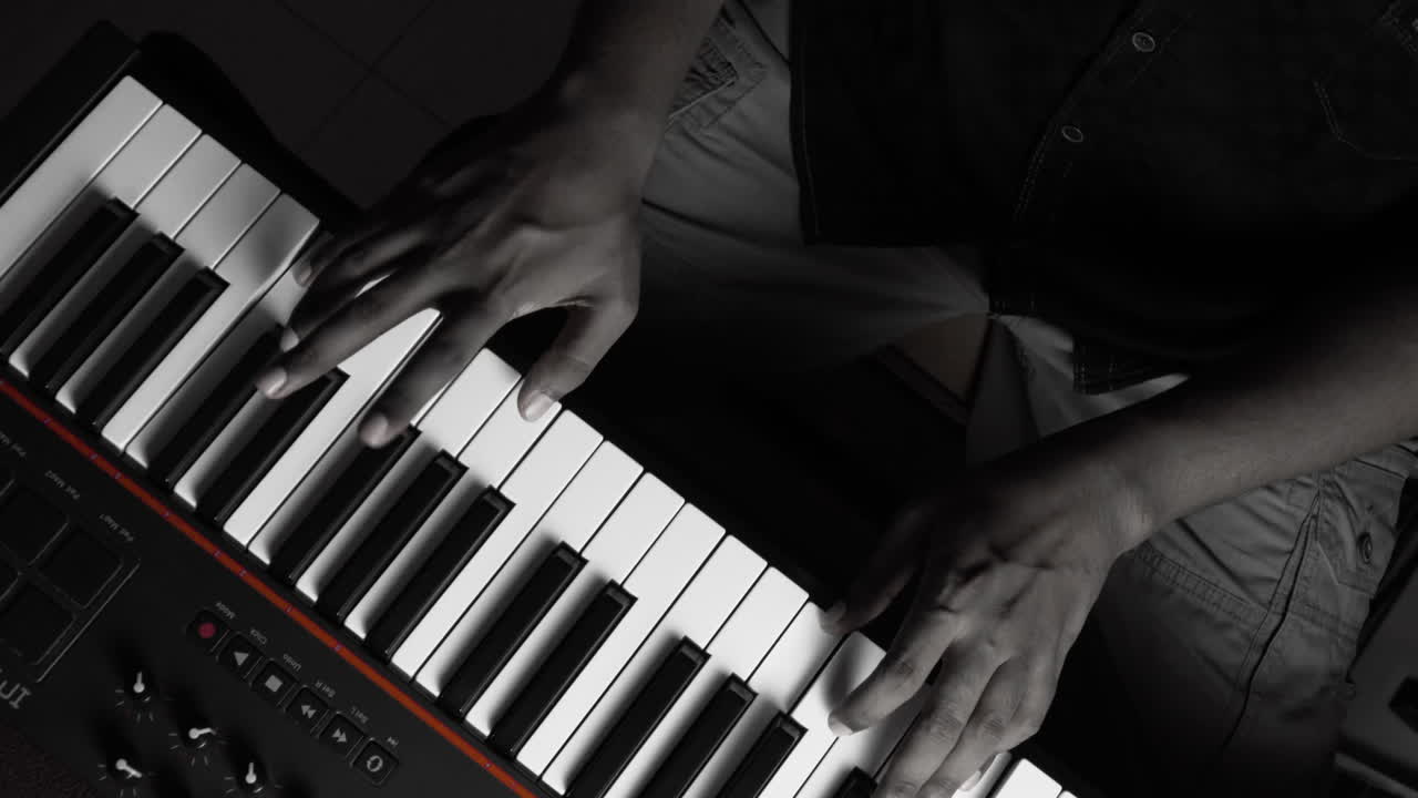 video de vista superior de un músico étnico tocando el piano