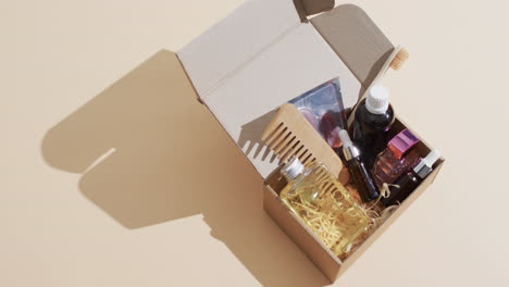 video von schönheitsprodukten in einer kartonbox mit kopierplatz auf braunem hintergrund