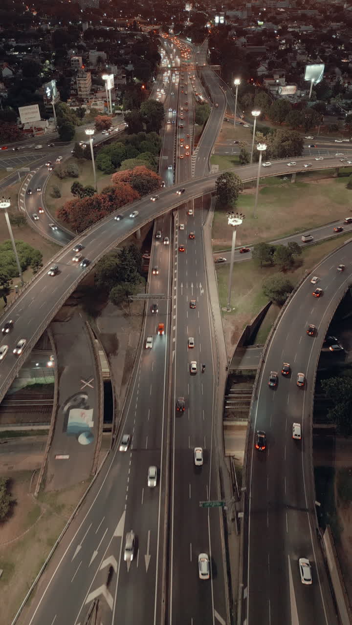 Time-lapse aereo di un raccordo autostradale trafficato al crepuscolo