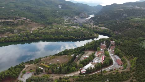toma cinematográfica épica del río haliacmon aliakmonas en el norte de grecia macedonia