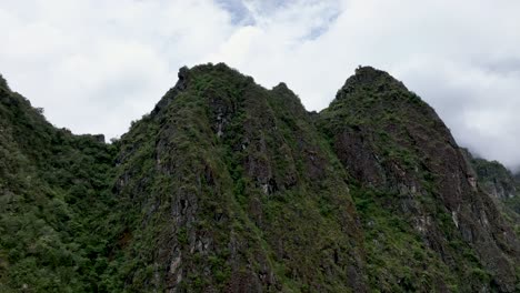 Vista-Aérea-De-Drones-De-La-Montaña-Machu-Pichu,-Perú,-Andes,-Sudamérica