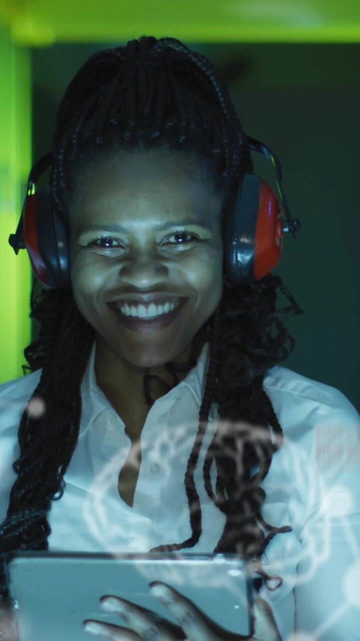 Animazione di elaborazione dati su lavoratrice afroamericana in sala server