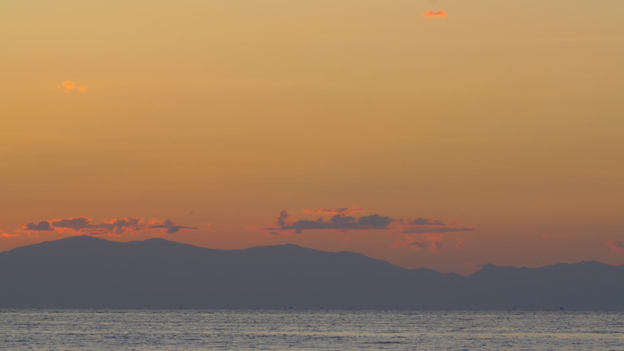 황혼에 평온한 바다