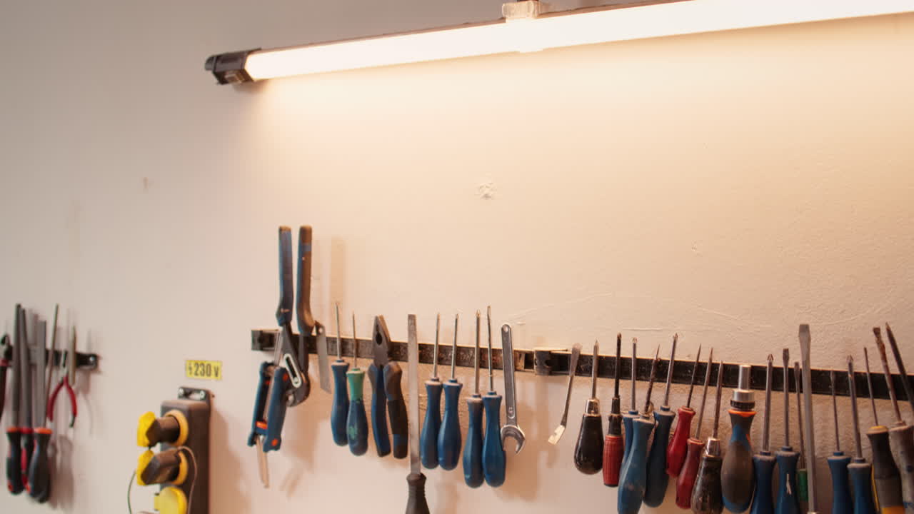 primer plano del router eléctrico en el moldeador de madera en el estudio de carpintería