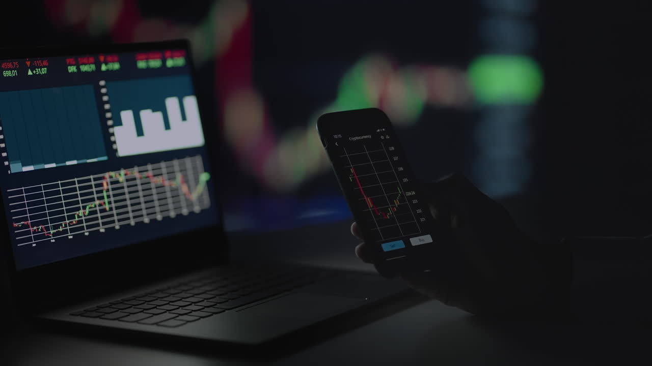 un inversor chequeando los datos del mercado de valores en la pantalla de un teléfono móvil. un hombre analizando el mercado de valores en un teléfono inteligente.