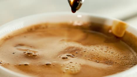 el espresso se vierte en una taza.