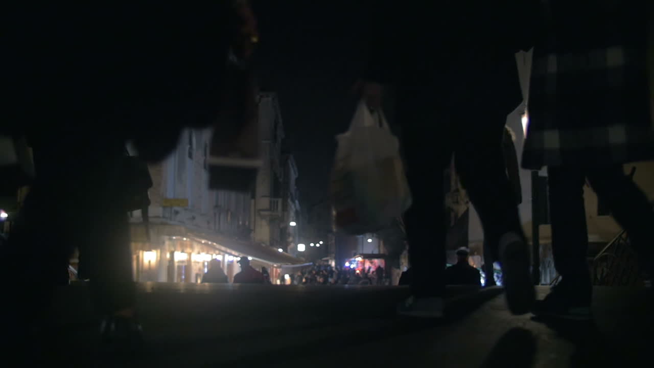 gente caminando por la calle de la noche de venecia