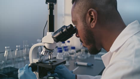 científico usando un microscopio en un laboratorio