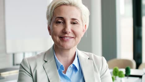 retrato de una mujer de negocios sonriente en la oficina