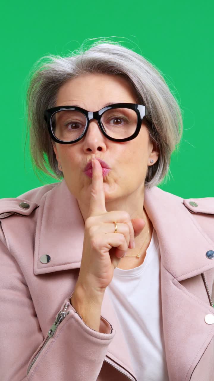 Donna che fa segno di silenzio e segretezza su green screen