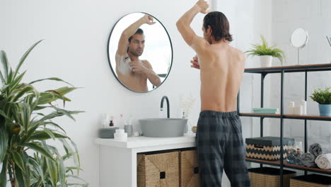 hombre afeitándose en el baño