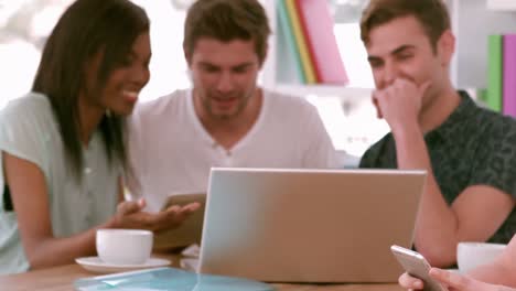 equipo de negocios casuales teniendo una reunión