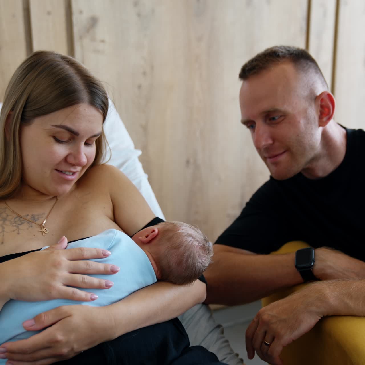 Giovane famiglia con neonato. Concetto di relazione infantile