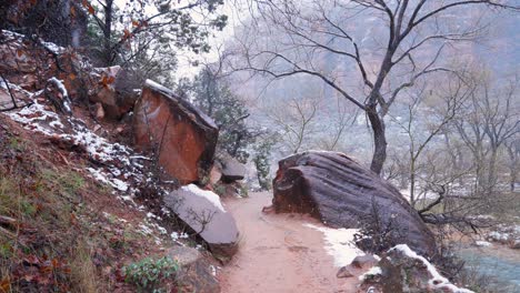 Ein-Einschnitt-In-Den-Felsen-Mit-Einem-Wanderweg-Durch-Ihn-Hindurch-An-Einem-Verschneiten-Tag-In-Der-Nähe-Des-Zion-Nationalpark