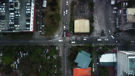 Drone-Cenital-Disparado-Sobre-El-Tráfico-En-Makati,-Metro-Manila,-Soleadas-Filipinas