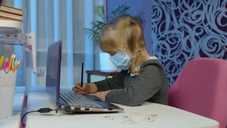 Niña-Haciendo-Deberes-En-Línea-Con-Un-Maestro,-Usando-Una-Computadora-Portátil-Digital-En-Casa,-Educación-A-Distancia