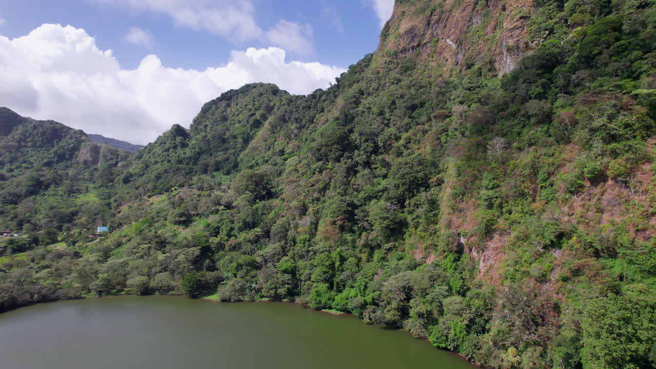 산 카를로스의 울창한 초록색 풍경과 조용한 호수, 공중 풍경