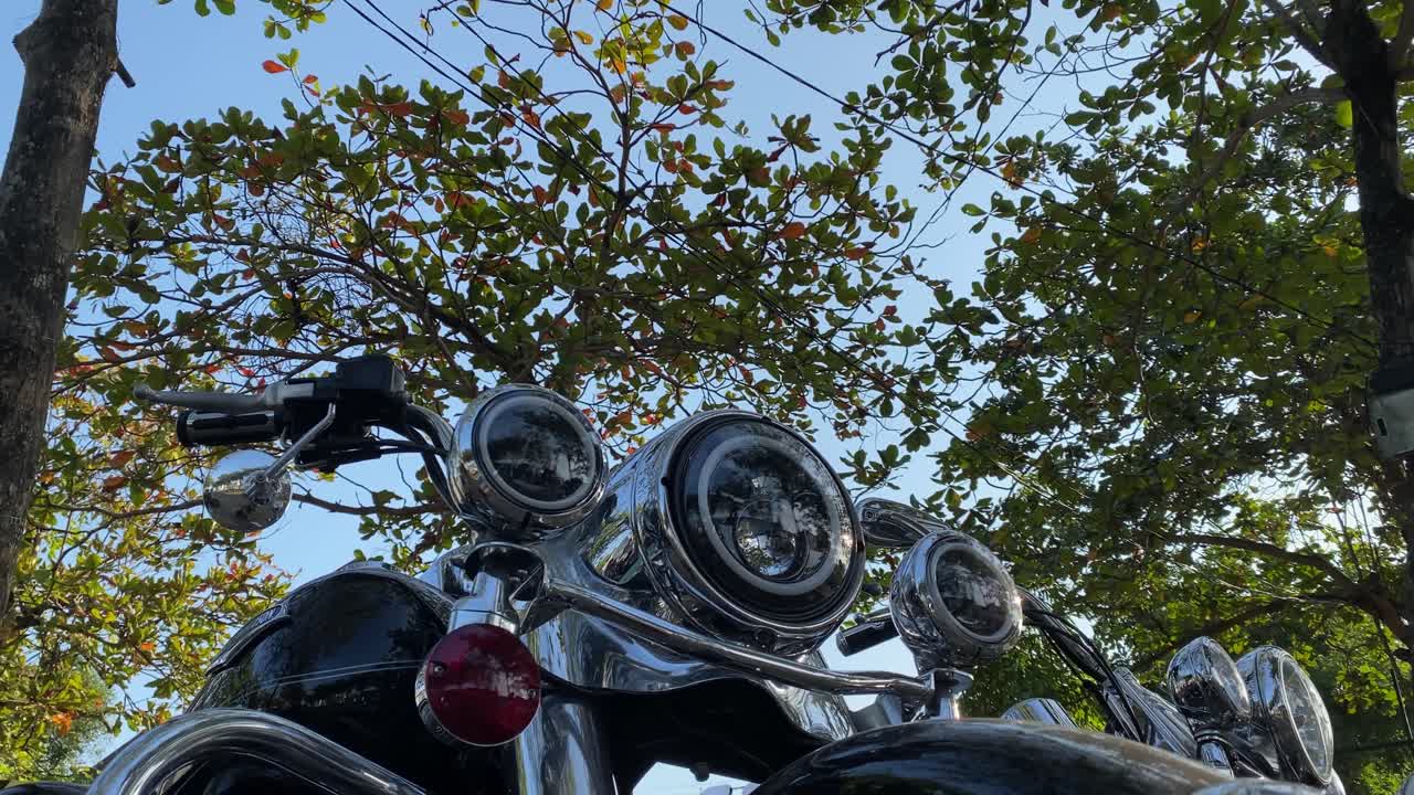 de cerca, faro de motocicleta clásico o de época