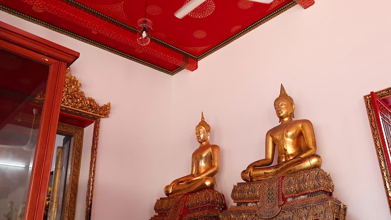 estatuas de buda en un templo de bangkok