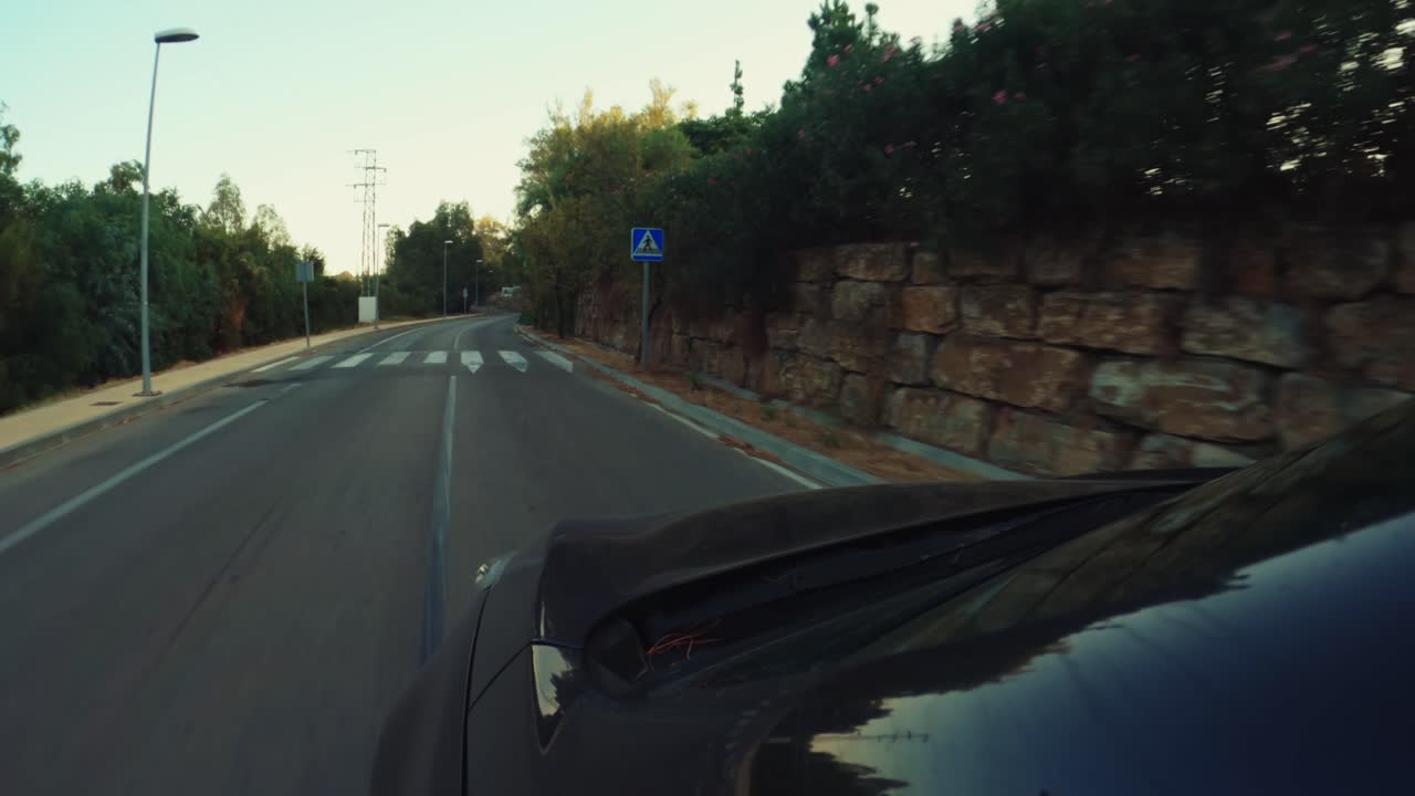 도로를 달리는 자동차 앞