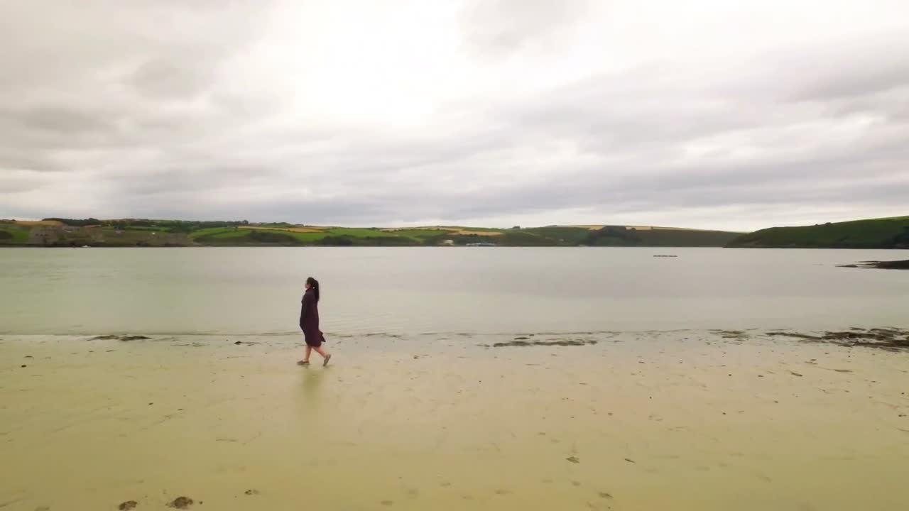 모래 위를  ⁇ 고 있는 예쁜 소녀