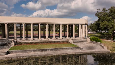 vuelo fpv alrededor del peristilo en el parque de la ciudad en nueva orleans