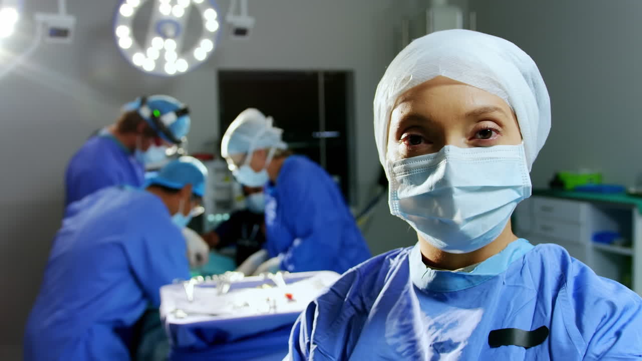 animación de moléculas sobre una cirujana de dos razas