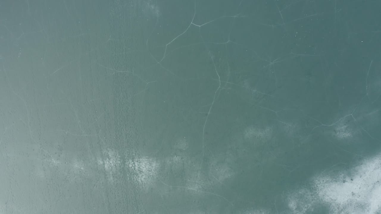antena: volando sobre un lago congelado con hielo fracturado