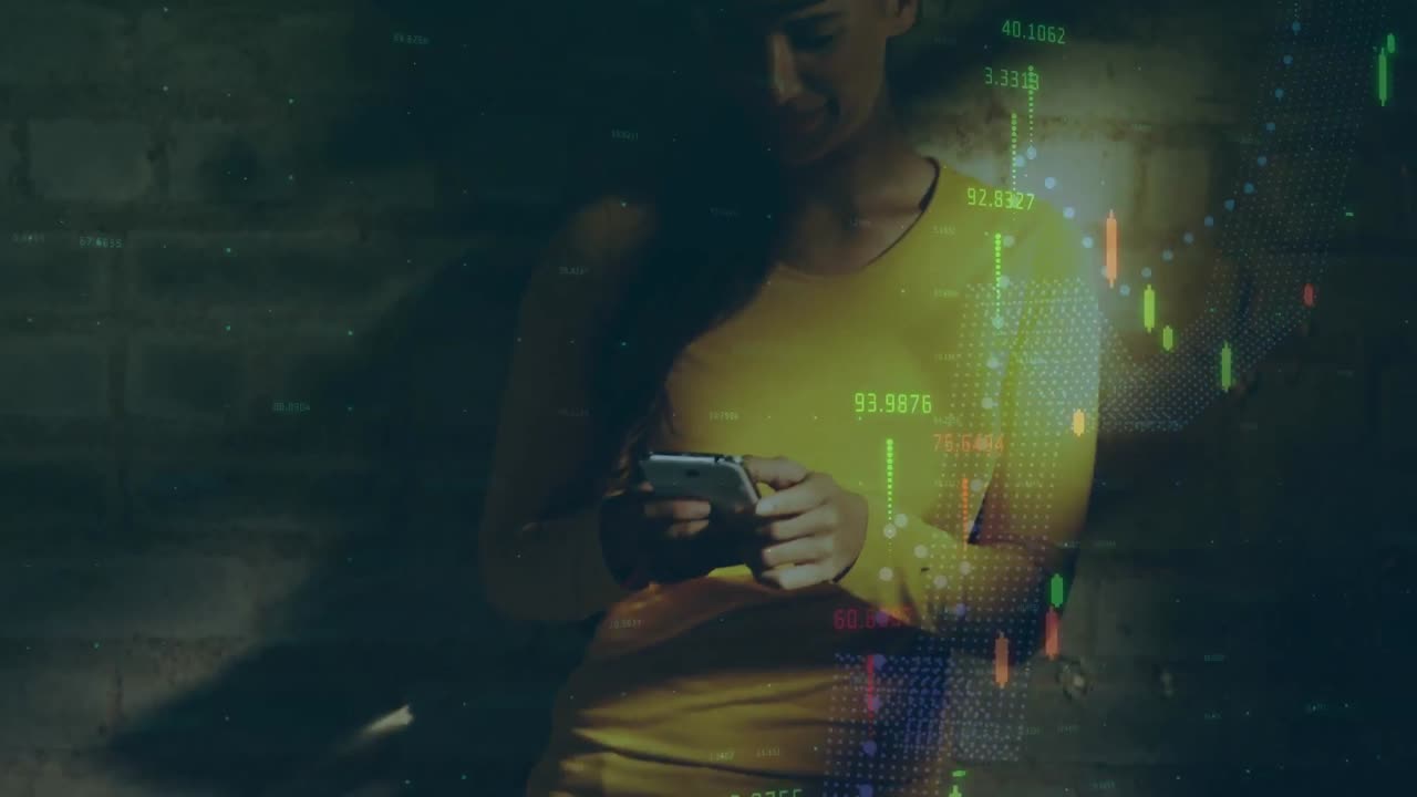 animación del procesamiento de datos sobre una mujer que usa un teléfono inteligente