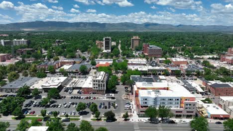 Wide-shot-of-Fort-Collins,-Colorado-city-skyline-with-mountain-background