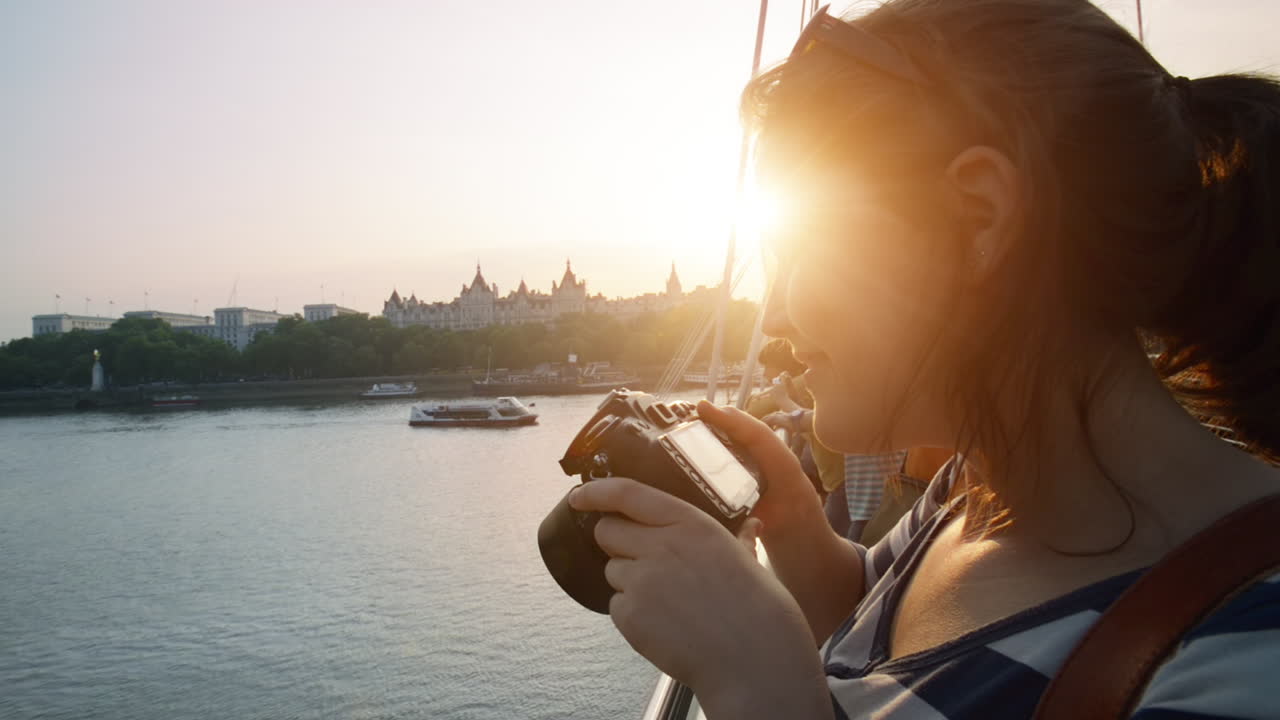 Fotografo di viaggio turista che fotografa la città di Londra al tramonto