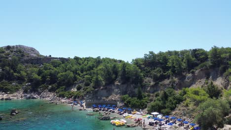 Anthony-Quinn-Bay-In-Faliraki,-Rhodos-In-Griechenland-Tagsüber-Mit-Kristallklarem-Wasser