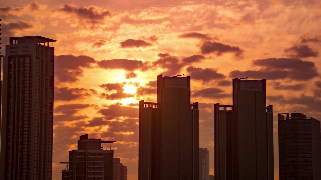 Nascer do sol dourado sobre arranha-céus em Abu Dhabi, Emirados Árabes Unidos, time-lapse