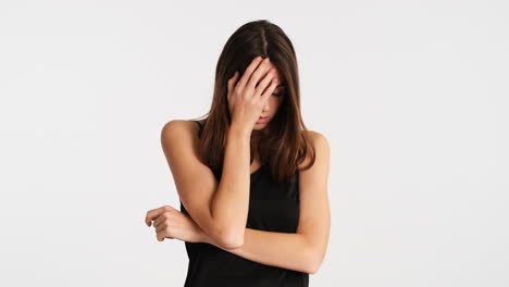 donna caucasica delusa che posa davanti alla telecamera.