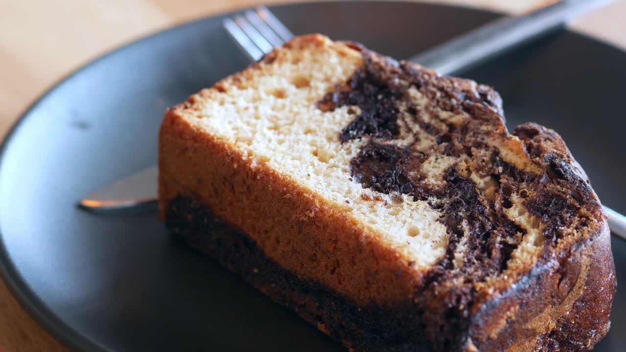 초콜릿 회전 케이크 조각