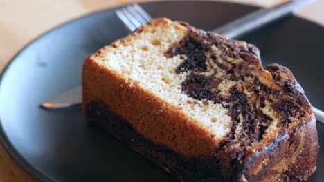 una rebanada de pastel de chocolate