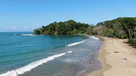 vista de drones de la playa de costa rica que muestra el mar, la costa y el bosque