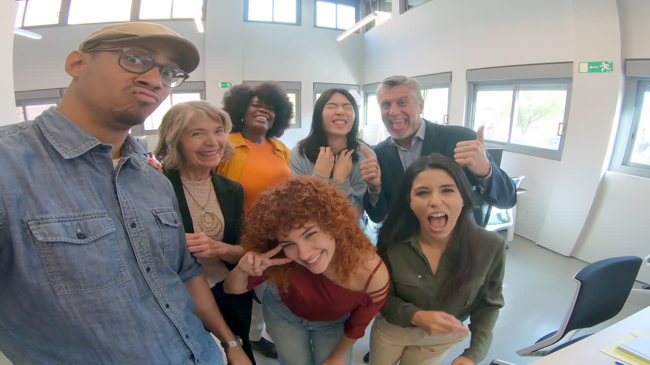 Colleghe felici che prendono un selfie nell'ufficio