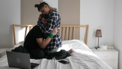 una pareja en un dormitorio.